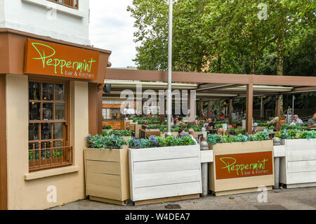 CARDIFF, WALES - Juli 2019 : Äußeres der Pfefferminze Bar und Küche auf Mill Lane in Cardiff City Centre. Stockfoto