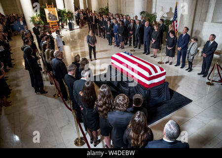 Juli 22, 2019 - Washington, District of Columbia, USA - Associate Justice Elena Kagan, Mitte links, spricht auf einer privaten Zeremonie in der Aula der Supreme Court in Washington, Montag, Juli 22, 2019, wo Ende der Obersten Gerichtshof John Paul Stevens in der Ruhe liegt. Auch dargestellt im rechten ist pensionierter Mitarbeiter Gerechtigkeit Anthony Kennedy, Ashley Kavanaugh, der Frau des Associate Justice Brett Kavanaugh, Associate Justice Sonia Sotomayor, Associate Justice Samuel Alito, Associate Gerechtigkeit Ruth Bader Ginsburg, und Chief Justice John Roberts. Credit: Andrew Harnik/Pool über CNP (Credit Bild Stockfoto