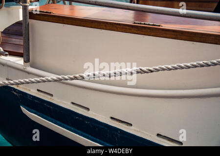 Segelboot anzugehen. Gespleißte Leine. Stockfoto