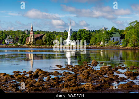 Drei Kirchen entlang der Uferpromenade in der Mahone Bay, Nova Scotia, Kanada. Stockfoto