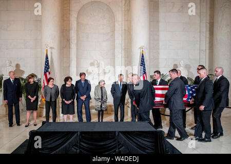 Von links, pensionierter Mitarbeiter Gerechtigkeit Anthony Kennedy, Ashley Kavanaugh, der Frau des Associate Justice Brett Kavanaugh, Associate Justice Elena Kagan, Associate Justice Sonia Sotomayor, Associate Justice Samuel Alito, Associate Gerechtigkeit Ruth Bader Ginsburg, und Chief Justice John Roberts zusehen, wie der Sarg von spät am Obersten Gericht John Paul Stevens wird in der Großen Halle des Supreme Court in Washington, Montag, 22. Juli 2019 durchgeführt. Credit: Andrew Harnik/Pool über CNP | Verwendung weltweit Stockfoto