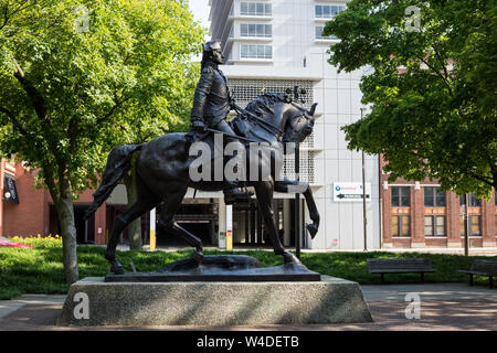 Eine majestätische Statue von General 'Mad' Anthony Wayne und seinem Pferd steht hoch auf dem Freimann Square in der Innenstadt von Fort Wayne, Indiana, dem Namensgeber des Generals. Stockfoto