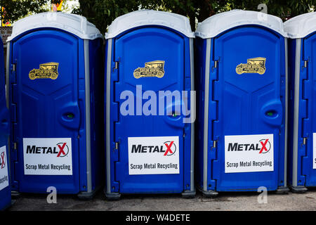 Mobile Toiletten stehen für Festivalbesucher an den drei Flüssen Festival in der Innenstadt von Fort Wayne, Indiana, USA. Stockfoto