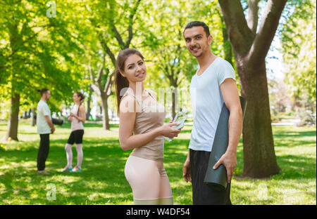 Attraktive junge Paar posiert für die Kamera nach dem Training im Freien Stockfoto