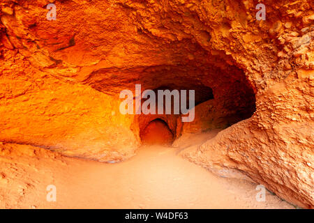 Eingang zu einem Tunnel in Las Medulas, historische Gold-Mine in der Nähe der Stadt Ponferrada ich, Leon Provinz, Kastilien, Spanien Stockfoto
