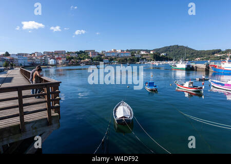 Die Leute, die auf der Suche den Hafen mit kleinen Booten in Mugardos, Ria de Ferrol, Provinz A Coruña, Galicien, Spanien Stockfoto