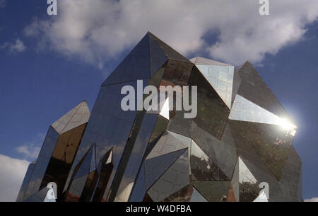 Avantgardistische Architektur: Die riesigen Stahl und Glas Kristall, Kinemax, Futuroscope, Vienne, Nouvelle-Aquitaine, Frankreich Stockfoto