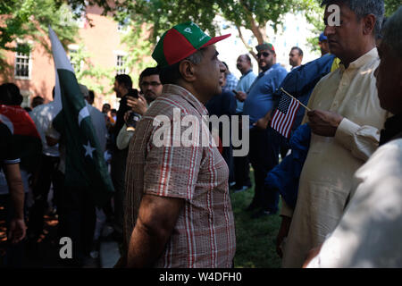 Washington Dc, USA. 18 Okt, 2017. Menschen versammeln sich Premierminister Imran Khan aus Pakistan in das Weiße Haus für seinen Besuch mit Donald Trump willkommen. Credit: Allison Abendessen/ZUMA Draht/Alamy leben Nachrichten Stockfoto