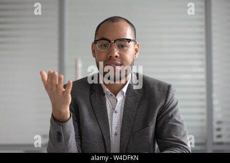 Schwere afrikanische amerikanische Geschäftsmann Unternehmer im Gespräch mit Kamera Stockfoto