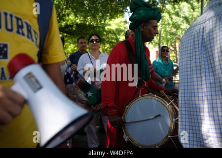 Washington Dc, USA. 18 Okt, 2017. Menschen versammeln sich Premierminister Imran Khan aus Pakistan in das Weiße Haus für seinen Besuch mit Donald Trump willkommen. Credit: Allison Abendessen/ZUMA Draht/Alamy leben Nachrichten Stockfoto