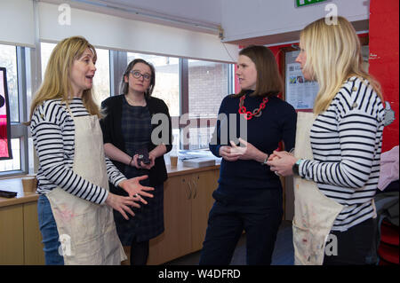 Glasgow, UK. 1. Februar 2019. Jo Swinson MP besucht zeitlose Kunst Reifen Hersteller Klasse. Die Arbeit an einem Projekt namens "Winter Wonderland", das ist die Aufhellung der Milngavie Main Street, Verzierung vorne Costa's Kaffee Fenster mit einem Projekt namens "Sturm in der Teetasse", die die Gruppen kollektive künstlerische Bemühungen zusammen in einem großen Kunstwerk präsentieren wird. Agless Kunst wurde durch East Dunbartonshire Frauen Lynsey Jäger und Geraldine Scott mit dem Ziel, Kunst Kurse für ältere Menschen, die ihre künstlerische Seite durch die Verwendung von verschiedenen Medien zum Ausdruck zu bringen und Menschen zusammen zu bringen gebildet Stockfoto