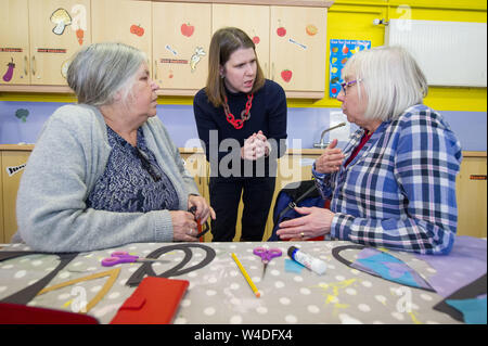 Glasgow, UK. 1. Februar 2019. Jo Swinson MP besucht zeitlose Kunst Reifen Hersteller Klasse. Die Arbeit an einem Projekt namens "Winter Wonderland", das ist die Aufhellung der Milngavie Main Street, Verzierung vorne Costa's Kaffee Fenster mit einem Projekt namens "Sturm in der Teetasse", die die Gruppen kollektive künstlerische Bemühungen zusammen in einem großen Kunstwerk präsentieren wird. Agless Kunst wurde durch East Dunbartonshire Frauen Lynsey Jäger und Geraldine Scott mit dem Ziel, Kunst Kurse für ältere Menschen, die ihre künstlerische Seite durch die Verwendung von verschiedenen Medien zum Ausdruck zu bringen und Menschen zusammen zu bringen gebildet Stockfoto