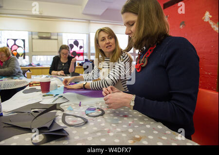 Glasgow, UK. 1. Februar 2019. Jo Swinson MP besucht zeitlose Kunst Reifen Hersteller Klasse. Die Arbeit an einem Projekt namens "Winter Wonderland", das ist die Aufhellung der Milngavie Main Street, Verzierung vorne Costa's Kaffee Fenster mit einem Projekt namens "Sturm in der Teetasse", die die Gruppen kollektive künstlerische Bemühungen zusammen in einem großen Kunstwerk präsentieren wird. Agless Kunst wurde durch East Dunbartonshire Frauen Lynsey Jäger und Geraldine Scott mit dem Ziel, Kunst Kurse für ältere Menschen, die ihre künstlerische Seite durch die Verwendung von verschiedenen Medien zum Ausdruck zu bringen und Menschen zusammen zu bringen gebildet Stockfoto