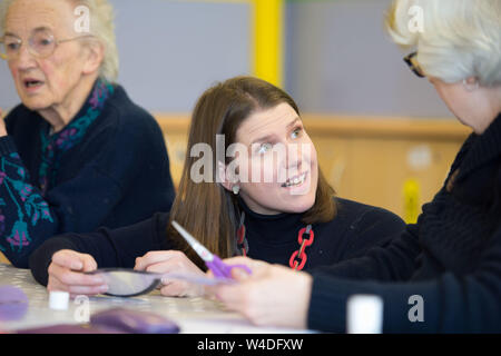 Glasgow, UK. 1. Februar 2019. Jo Swinson MP besucht zeitlose Kunst Reifen Hersteller Klasse. Die Arbeit an einem Projekt namens "Winter Wonderland", das ist die Aufhellung der Milngavie Main Street, Verzierung vorne Costa's Kaffee Fenster mit einem Projekt namens "Sturm in der Teetasse", die die Gruppen kollektive künstlerische Bemühungen zusammen in einem großen Kunstwerk präsentieren wird. Agless Kunst wurde durch East Dunbartonshire Frauen Lynsey Jäger und Geraldine Scott mit dem Ziel, Kunst Kurse für ältere Menschen, die ihre künstlerische Seite durch die Verwendung von verschiedenen Medien zum Ausdruck zu bringen und Menschen zusammen zu bringen gebildet Stockfoto