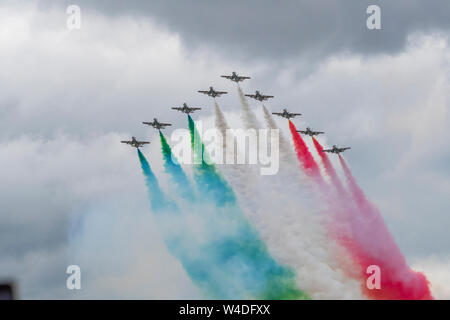 Die italienische Luftwaffe zur Verfügung gestellt das Highlight für viele in die engen Formationen, Einzelausstellungen und Rauch - Flagge Streaming der zehn Aermacchi AM-339 A bei RAF Fairford, Gloucestershire, UK. Juli 2019 21. Stockfoto