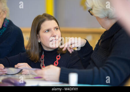 Glasgow, UK. 1. Februar 2019. Jo Swinson MP besucht zeitlose Kunst Reifen Hersteller Klasse. Die Arbeit an einem Projekt namens "Winter Wonderland", das ist die Aufhellung der Milngavie Main Street, Verzierung vorne Costa's Kaffee Fenster mit einem Projekt namens "Sturm in der Teetasse", die die Gruppen kollektive künstlerische Bemühungen zusammen in einem großen Kunstwerk präsentieren wird. Agless Kunst wurde durch East Dunbartonshire Frauen Lynsey Jäger und Geraldine Scott mit dem Ziel, Kunst Kurse für ältere Menschen, die ihre künstlerische Seite durch die Verwendung von verschiedenen Medien zum Ausdruck zu bringen und Menschen zusammen zu bringen gebildet Stockfoto