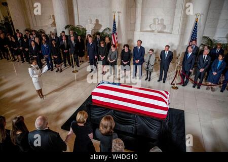 U.S. Navy Chaplain Kapitän Judy Malana, links, von Mitte links begleitet, pensionierter Mitarbeiter Gerechtigkeit Anthony Kennedy, Ashley Kavanaugh, der Frau des Associate Justice Brett Kavanaugh, Associate Justice Elena Kagan, Associate Justice Sonia Sotomayor, Associate Justice Samuel Alito, Associate Gerechtigkeit Ruth Bader Ginsburg, und Chief Justice John Roberts, gibt einen Aufruf an einer privaten Zeremonie in der Aula der Supreme Court in Washington, Montag, Juli 22, 2019, wo spät am Obersten Gericht John Paul Stevens in der Ruhe liegt. Credit: Andrew Harnik/Pool über CNP/MediaPunch Stockfoto