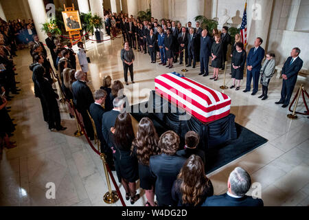 Associate Justice Elena Kagan, Mitte links, spricht auf einer privaten Zeremonie in der Aula der Supreme Court in Washington, Montag, Juli 22, 2019, wo Ende der Obersten Gerichtshof John Paul Stevens in der Ruhe liegt. Auch dargestellt im rechten ist pensionierter Mitarbeiter Gerechtigkeit Anthony Kennedy, Ashley Kavanaugh, der Frau des Associate Justice Brett Kavanaugh, Associate Justice Sonia Sotomayor, Associate Justice Samuel Alito, Associate Gerechtigkeit Ruth Bader Ginsburg, und Chief Justice John Roberts. Credit: Andrew Harnik/Pool über CNP/MediaPunch Stockfoto