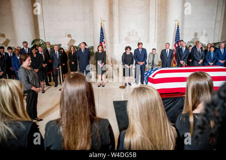 Associate Justice Elena Kagan, links, links Mitte begleitet, pensionierter Mitarbeiter Gerechtigkeit Anthony Kennedy, Ashley Kavanaugh, der Frau des Associate Justice Brett Kavanaugh, Associate Justice Sonia Sotomayor, Associate Justice Samuel Alito, Associate Gerechtigkeit Ruth Bader Ginsburg, und Chief Justice John Roberts, bittet um einen Moment der Stille, als sie zu Ende ist an einer privaten Zeremonie in der Aula der Supreme Court in Washington, Montag, Juli 22, 2019, wo Ende der Obersten Gerichtshof John Paul Stevens in der Ruhe liegt. Credit: Andrew Harnik/Pool über CNP/MediaPunch Stockfoto