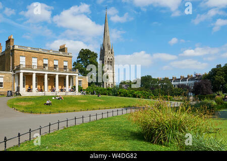 Clissold Haus in Clissold Park, Stoke Newington, London, UK, mit St Mary's Neue Kirchturm im Hintergrund Stockfoto