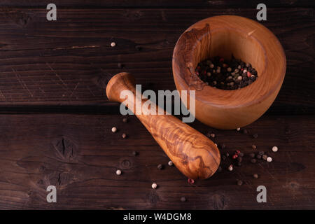 Holz- Mörtel mit Pfeffer, Low Key, Olivenholz, rustikal Stockfoto