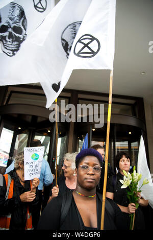 Juli 19. Kensington, London. 'Material, die Wahrheit "Requiem Aktion Weiterempfehlen außerhalb Northcliffe House, der Heimat der Daily Mail und andere Zeitungen, ein zu zeichnen Stockfoto