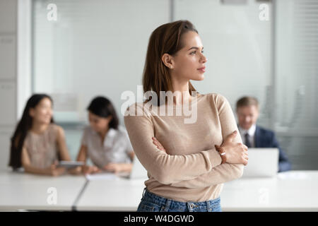 Verträumte junge geschäftsfrau Professionelle weg schauen Träumen von Erfolg Stockfoto