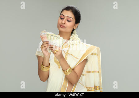 South Indian Frau zählen Banknoten Stockfoto