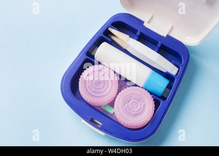 Travel Kit für Kontaktlinsen, Pinzette und Container für die feuchtigkeitsspendende Lösung und Tropfen. Close Up. Selektiver Fokus Stockfoto