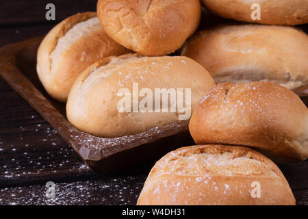 Brötchen im Brotkorb auf einer hölzernen Hintergrund, Low Key, rustikal Stockfoto