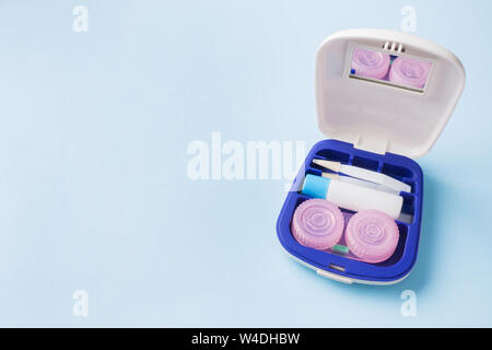 Travel Kit für Kontaktlinsen, Pinzette und Container für die feuchtigkeitsspendende Lösung und Tropfen. Kopieren Sapce. Selektiver Fokus Stockfoto