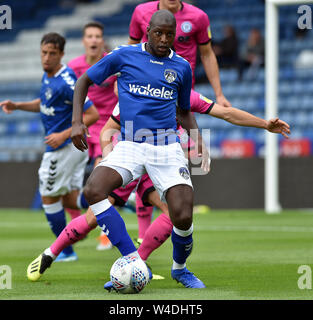 OLDHAM, ENGLAND 20. Juli Oldham der Athletic Mohamed Sylla in Aktion während der Vorsaison Freundschaftsspiel zwischen Oldham Athletic und Rochdale in Boundary Park, Oldham am Samstag, den 20. Juli 2019 (Credit: Eddie Garvey | MI Nachrichten) Stockfoto