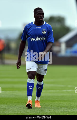 OLDHAM, ENGLAND 20. Juli Oldham der Athletic Christopher Missilou in Aktion während der Vorsaison Freundschaftsspiel zwischen Oldham Athletic und Rochdale in Boundary Park, Oldham am Samstag, den 20. Juli 2019 (Credit: Eddie Garvey | MI Nachrichten) Stockfoto