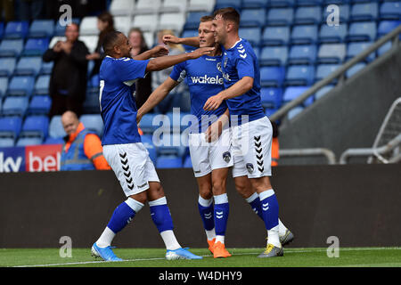 OLDHAM, ENGLAND 20. Juli Oldham Athletic's Tom Hamer feiert sein Ziel während der Vorsaison Freundschaftsspiel zwischen Oldham Athletic und Rochdale in Boundary Park, Oldham am Samstag, den 20. Juli 2019 (Credit: Eddie Garvey | MI Nachrichten) Stockfoto