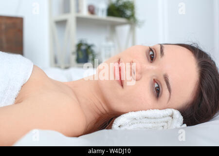 Junge Frau von Beauty Salon Lügen suchen Kamera glücklich close-up Stockfoto