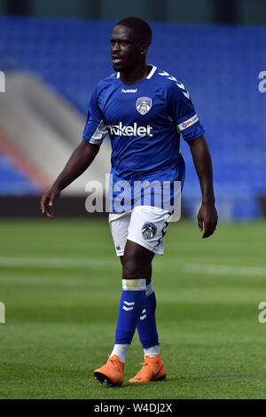 OLDHAM, ENGLAND 20. Juli Oldham der Athletic Christopher Missilou in Aktion während der Vorsaison Freundschaftsspiel zwischen Oldham Athletic und Rochdale in Boundary Park, Oldham am Samstag, den 20. Juli 2019 (Credit: Eddie Garvey | MI Nachrichten) Stockfoto