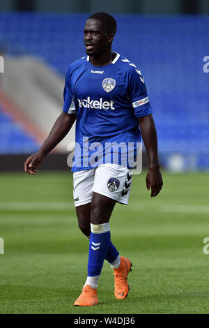 OLDHAM, ENGLAND 20. Juli Oldham der Athletic Christopher Missilou in Aktion während der Vorsaison Freundschaftsspiel zwischen Oldham Athletic und Rochdale in Boundary Park, Oldham am Samstag, den 20. Juli 2019 (Credit: Eddie Garvey | MI Nachrichten) Stockfoto