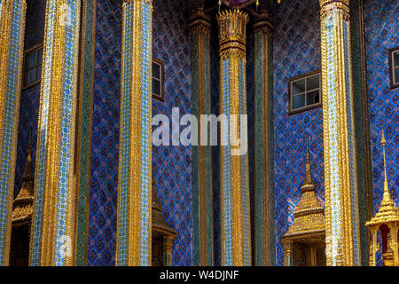 Spalten der das Königliche Pantheon, auch genannt die Prasat Phra Thep Bidorn, im Grand Palace in Bangkok, Thailand. Stockfoto