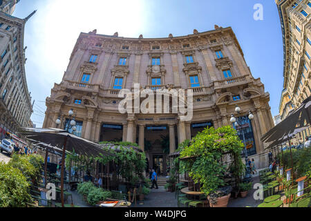 Mailand, Italien - 29. JUNI 2019: Weitwinkelaufnahme des Außenbereichs des Starbucks concept store in Mailand, wissen wie Starbucks finden Rösterei. Stockfoto