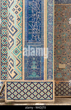 Close-up von Mosaik Wand mit der islamischen Kalligraphie bei Kosh Madrasah (Abdulla Khan Medressa), Buchara, Usbekistan Stockfoto