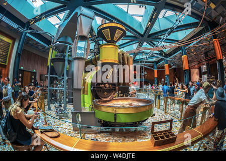 Mailand, Italien - 29. JUNI 2019: Weitwinkel Blick in das Innere des Starbucks concept store in Mailand, wissen wie Starbucks finden Rösterei. Stockfoto