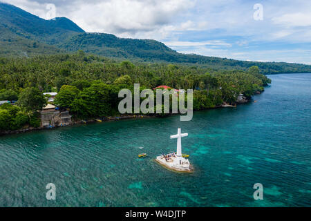 Luftaufnahme von einem großen Kreuz Kennzeichnung einer versunkenen Friedhof aus den tropischen, vulkanische Insel Camiguin Stockfoto