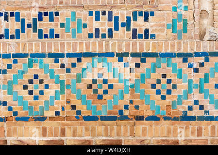 Nahaufnahme der Mosaiken in Kosh Madrasah (Abdulla Khan Medressa), Buchara, Usbekistan Stockfoto