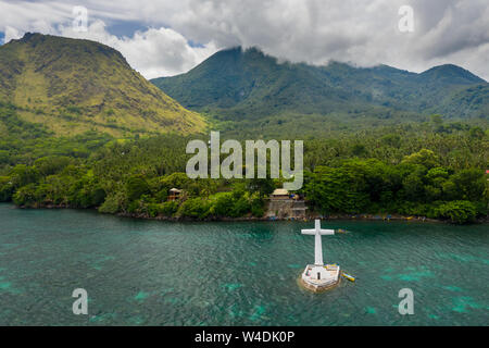 Luftaufnahme von einem großen Kreuz Kennzeichnung einer versunkenen Friedhof aus den tropischen, vulkanische Insel Camiguin Stockfoto