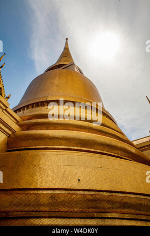 Goldene Kuppel Reliquiar, Phra Chedi, Siratana im Grand Palace in Bangkok, Thailand. Stockfoto