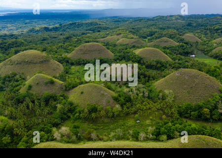 Antenne drone Blick auf die einzigartige Landschaft der Bereich 'Chocolate Hills von Bohol in den Philippinen Stockfoto