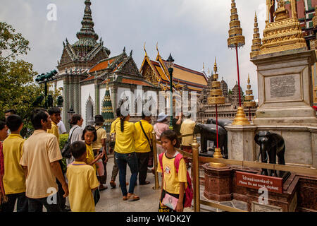 Touristen im Grand Palace in der Nähe der Tempel des Emerald Buddha in Bangkok, Thailand. Stockfoto