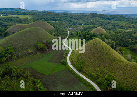 Antenne drone Blick auf die einzigartige Landschaft der Bereich 'Chocolate Hills von Bohol in den Philippinen Stockfoto