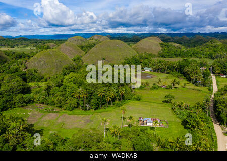 Luftaufnahme der ländlichen Ackerland und konischen Kalkstein Karst in einer tropischen Landschaft (Chocolate Hills, Bohol) Stockfoto