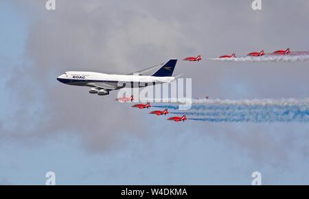 British Airways Boeing 747 und die roten Pfeile mit einer speziellen Flypast im Royal International Air Tattoo British Airways feiert 100. Stockfoto